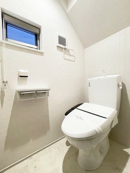 小窓が付いて風通しの良いトイレ