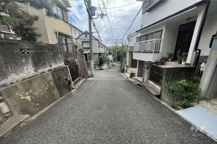 現況写真 【物件の前面道路】周辺は一戸建てが建ち並ぶ、閑静な住宅地です。