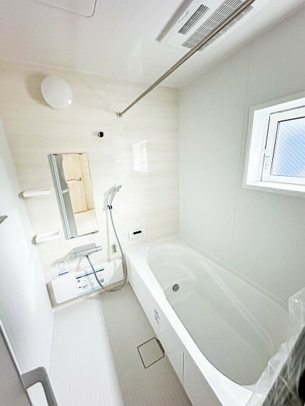 浴室 【Bathroom】足を伸ばして入ることが出来るユニットバス（2号棟）