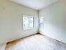 子供部屋 【Room】シンプルにデザインされた室内。家具やレイアウトでお好みの空間に。（2号棟）