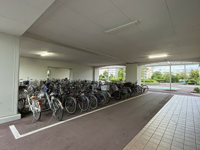 屋根のある駐輪スペースです。駐輪場・バイク置き場は無償でお使いいただけます。（現時点で空室有り）