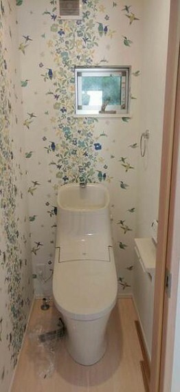 トイレ アクセントクロスを使った明るい空間。人気のウォシュレットが付いており、トイレットペーパーの無駄をなくすだけでなく感染症の予防にも効果的です。