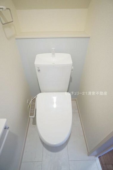 トイレ 2号棟:白を基調とした、清潔感のある水廻りです。（2024年01月撮影）