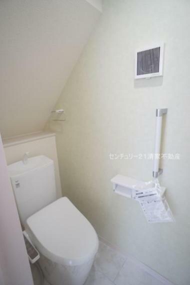 トイレ 4号棟:手すりがついているため、ご年配の方も安心（2024年01月撮影）