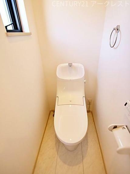 トイレ 小窓のある温水洗浄便座付トイレです