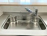 キッチン シンクは全面エンボス加工が施されており、水がはねる音や食器が当たる音を大幅に軽減します。