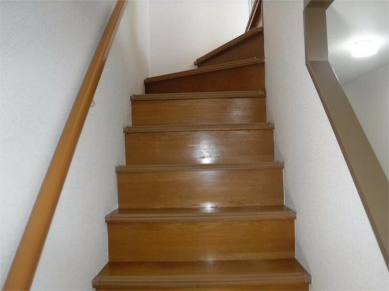階段には手すりがあるので上り下りも安心ですね