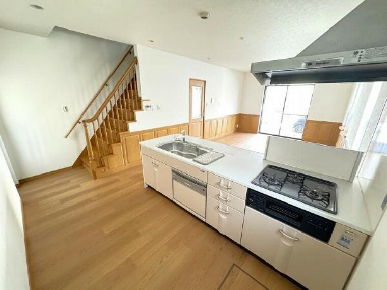 キッチン 吊戸棚がなくリビングスペースとの空間が一体に。エアコンの効きもいいですね