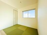 【リビング隣接の畳コーナー】柔らかい畳の敷かれた和室は、お子様とゆっくりくつろげるお昼寝スペース