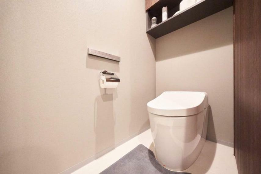 トイレ 【トイレ】タンクレストイレには温水洗浄便座付きでリモコン操作が容易です。上部に収納もあります。