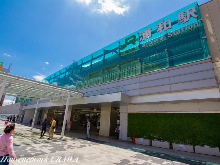 JR京浜東北線「浦和」駅（交通アクセスの中心として、京浜東北線・高崎線・宇都宮線・湘南新宿ライン・東京上野ラインが発着。平成30年には浦和駅西口ビル部分「浦和アトレWest Area」が開業。伊勢丹浦和店方面の地下通路も完成。）