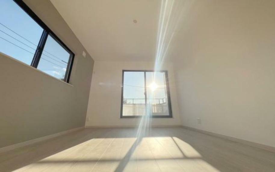 洋室 《洋室》　■白い壁が窓から射し込む光を室内にまわし、柔らかな明るさを奥まで届ける。穏やかな空気に満ちた空間。