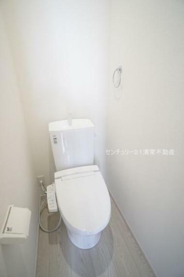 トイレ 2号棟:白を基調とした、清潔感のある水廻りです。（2023年12月撮影）