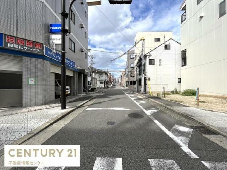 現況写真 前面道路は幅員約8mで駐車も楽々です！