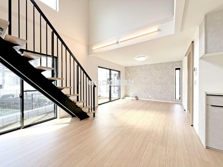 居間・リビング 2024.04.07撮影 20帖のLDK、吹抜とデザイン階段がさらに空間の広がりを演出しています。