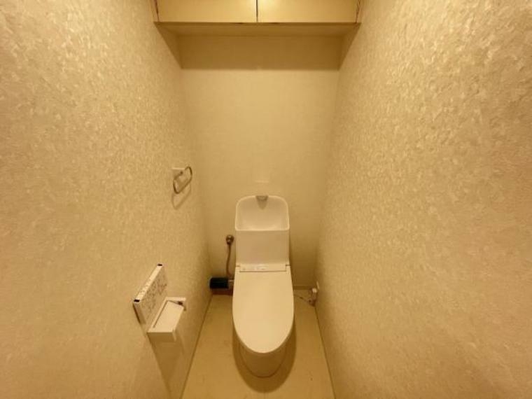トイレ交換済。モダンでスッキリとした見た目のトイレです。