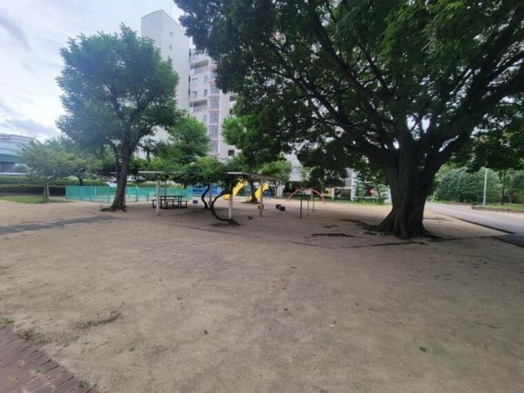 ゆったりとした敷地内には公園もあり、お子様も安心して遊べます
