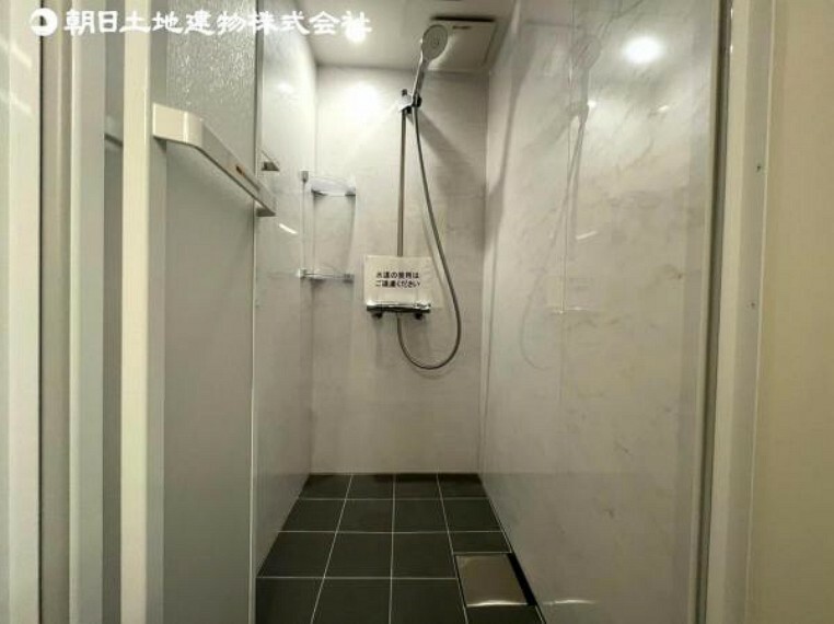 浴室 シンプルなシャワー設備の浴室です。