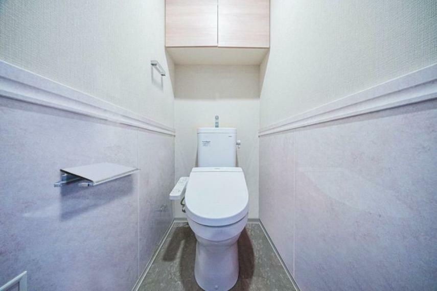 トイレ トイレは温水洗浄便座付です。上部には収納もついております