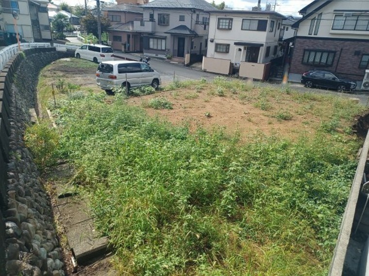 現況写真 土地を買う際、住む地域の自治体や福祉の補助制度にも注目してみましょう。子供や老人の医療補助やゴミ出しのルールなど、自治体によってルールに大きな違いがあるため、暮らしやすい土地で判断するとよいでしょう。