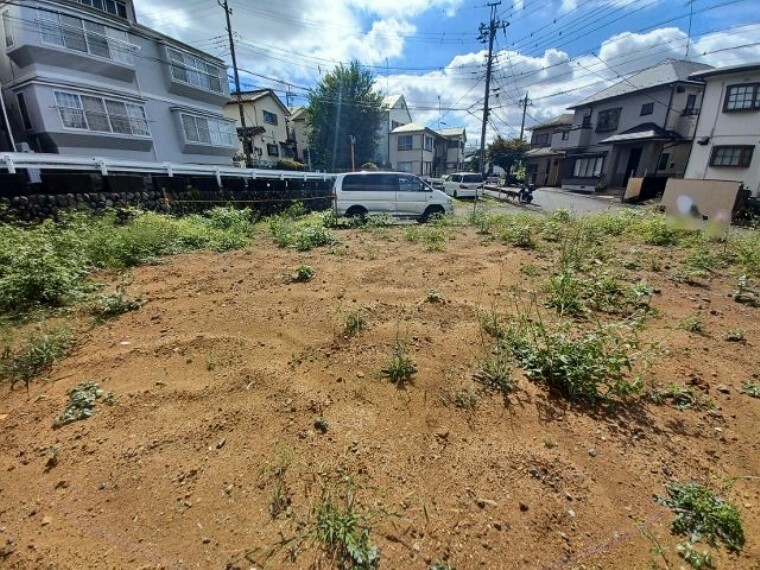 現況写真 土地の前の道路に消火栓が設置されていることがあります。この場合、道路交通法第45条第1項により、駐車禁止の場所が指定されています。そのため、車庫などの駐車スペースをつくることができない場合があります。