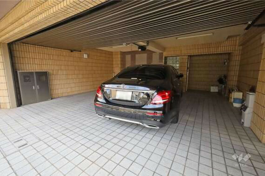 駐車場 1階駐車場。シャッター付きガレージになっています。車は3台駐車可能。ガレージ内に扉があり、建物内に直接出入りすることも可能です。