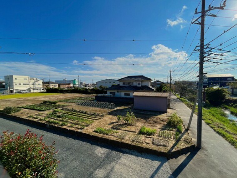 窓を開けると広がる青空。心をリフレッシュして日々を過ごしていきましょう。