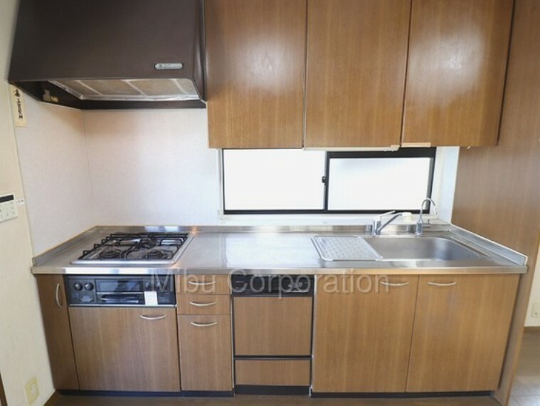 キッチン 3口ガスコンロ、食器洗浄機付システムキッチンです。