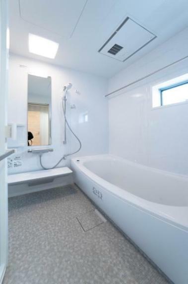 浴室 上質が感じられるカラーリングで、清潔な空間美を実現。一日の疲れが癒される優雅なバスタイムを堪能できるゆとりあるバスルームです。