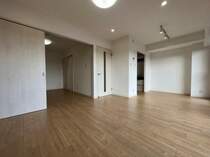 ナチュラルな床色は、家具も合わせやすく<BR/>お部屋を自分好みに合わせることができ<BR/>家族団らんのひと時を、くつろげる空間にしてくれます