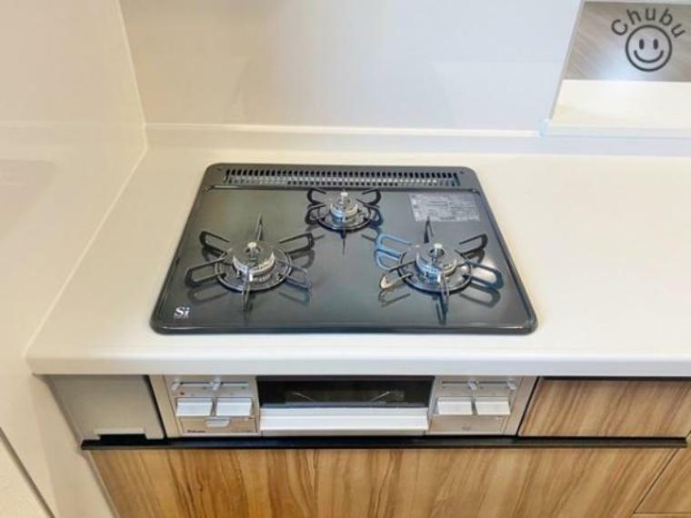 キッチン ガスコンロは全バーナーに温度センサーが搭載されたSiセンサーガスコンロです。調理油過熱防止装置や消し忘れ消火機能等で、楽しく安全に料理できます。
