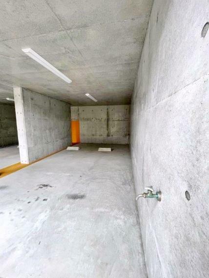 現況写真 堀車庫2台分の駐車場があり、シャッターは電動シャッターです。