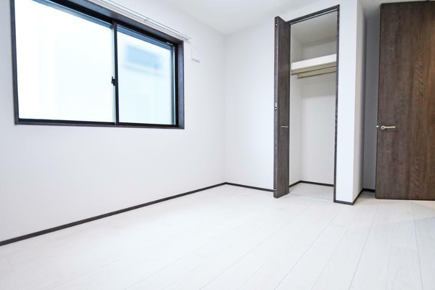 洋室 綾瀬第47期1号棟現地写真（白を基調としたお部屋は、帖数以上の広さを感じられます。お気に入りの家具などを揃えればお好みの空間に仕上がります）