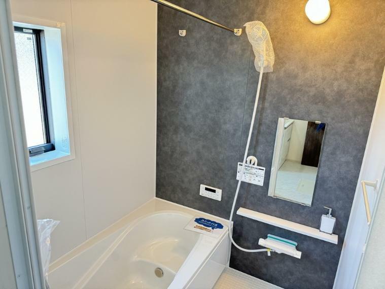 浴室 バスルーム　室内干しに最適な浴室乾燥機付きシステムバス　熱々の湯船に入って冷水シャワーや冷房機能を使いチルタイムも味わえます