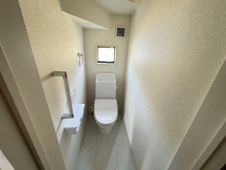 トイレ 1階トイレ　換気扇、窓、タオル掛け、温水暖房便座付きのトイレです