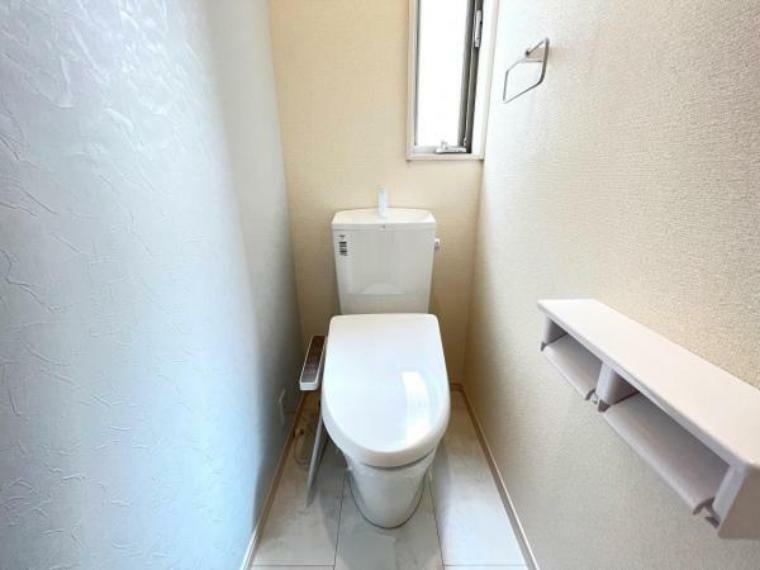 トイレ 白で統一された清潔感のあるトイレです。こまめな換気が可能な小窓もございます。