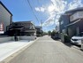 現況写真 車通りも少なく、お子様とのお散歩も安心してできる閑静な住宅地