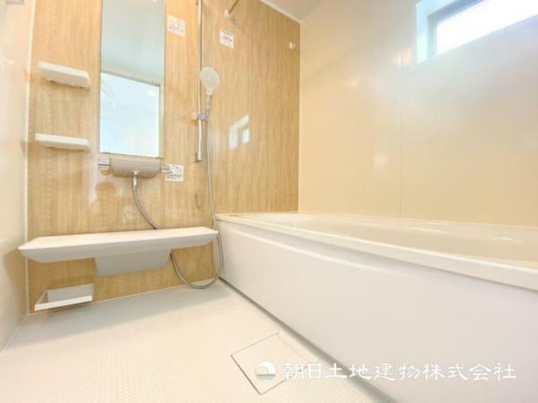 【浴室】浴槽も低くなっているのでまたぎやすく、幅広い年齢の人に使いやすい優しいシステムバスです