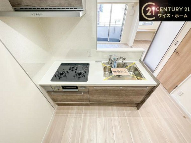 キッチン 効率的にお料理できる便利な3口コンロをはじめとしフライパンなど大きな料理道具をきれいに収納できる機能的な大型収納スペースが備わった快適なキッチンスペース