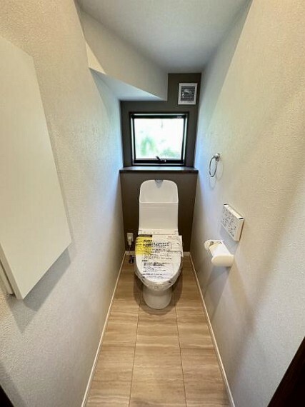 トイレ 洗浄機能を標準完備、清潔な空間が印象的です。