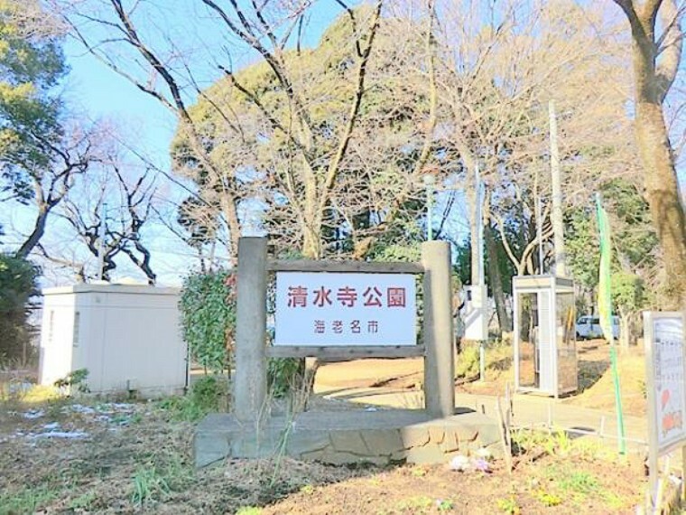 公園 【清水寺公園】　高台にある公園です。斜面を活用した長い長い滑り台があります。坂の下にはターザンロープもあります。お寺や梅林も風情がある素敵な公園です。