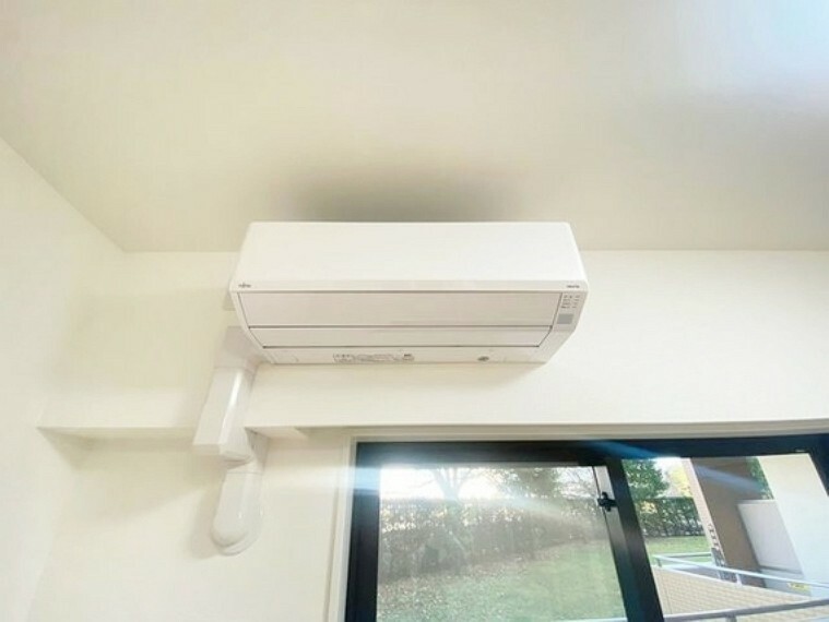 冷暖房・空調設備 リビングには新規エアコンが設置済み。お引越し後すぐに快適なお部屋での生活が可能です。