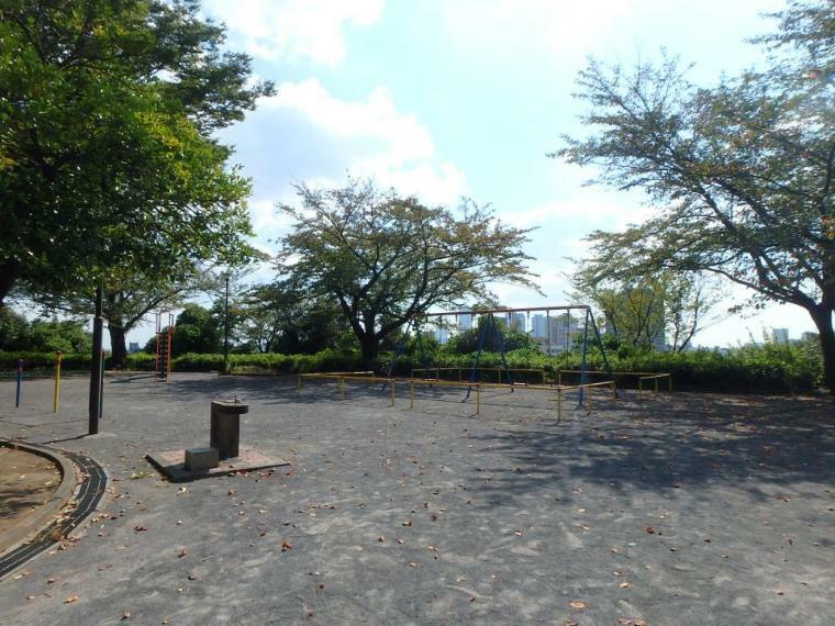 公園 立町みはらし公園（小さいながらも見晴らしの良い公園で、横浜中心部やみなとみらい、ベイブリッジなどが一望できます。）