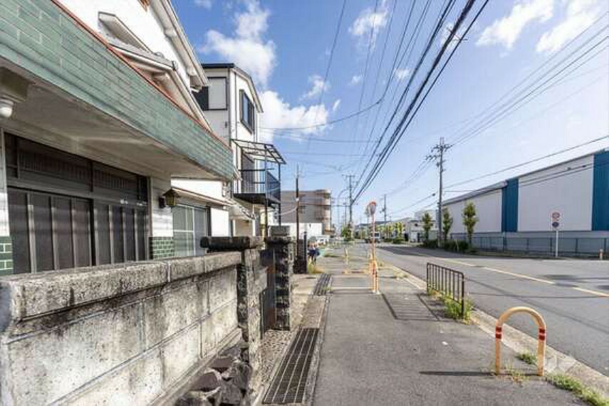 現況写真 物件の南東側前面道路（南西側から）［2023年10月5日撮影］