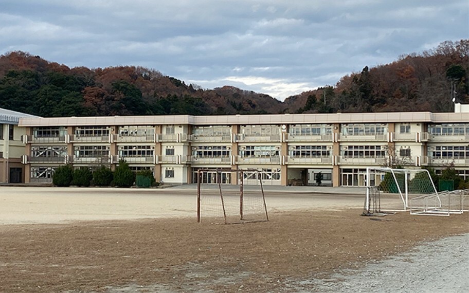 第一中学校（約1,700m）