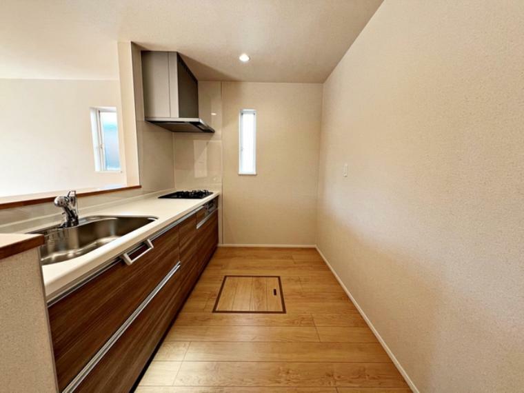 キッチン キッチン裏は冷蔵庫や食器棚を置くのに十分なスペースを確保。