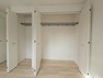 ウォークインクローゼット 洋室6.8帖:収納充実ですっきりと整頓されたお部屋作りが可能です！