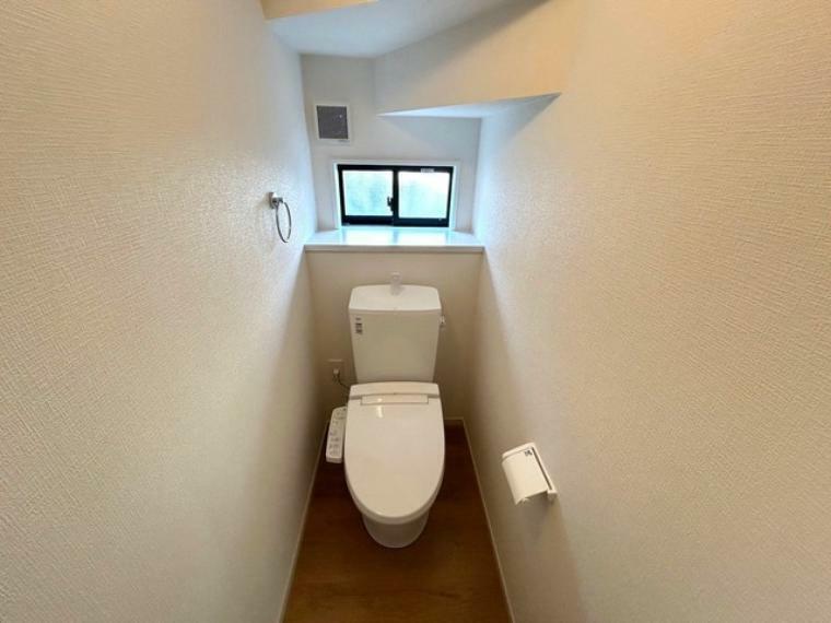 トイレ ウォシュレット付トイレです。節水機能もあるので、安心して使えますね。もちろん、1階2階の2ヶ所にトイレがあるので、忙しい朝にもゆとりができますね。