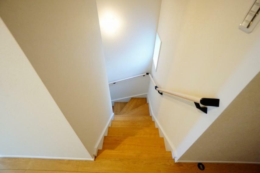 踏み場の広い手摺付き階段は、高齢の方でも安心できますね。階段の色はナチュラル調に仕上がっています^^