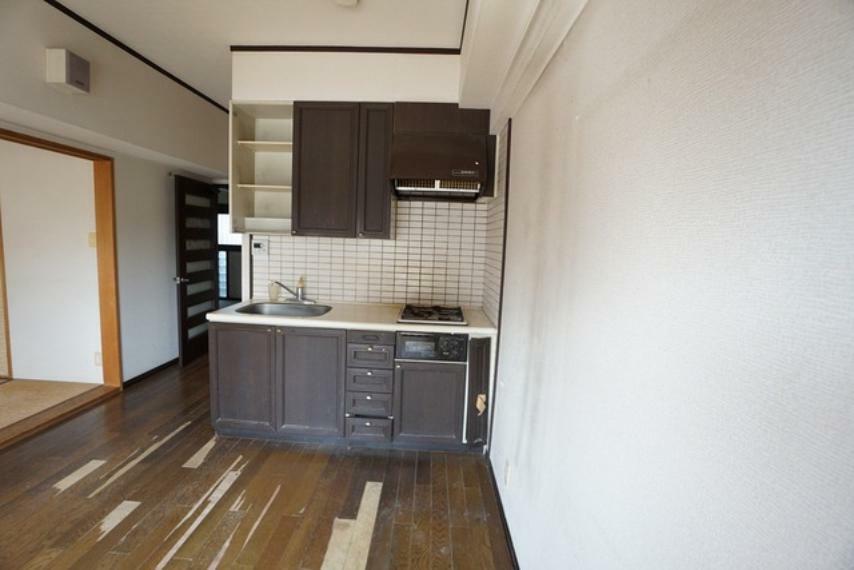 キッチン 壁付キッチンなのでデッドスペースができにくく、ダイニングやリビングのスペースを広く活用することができます。